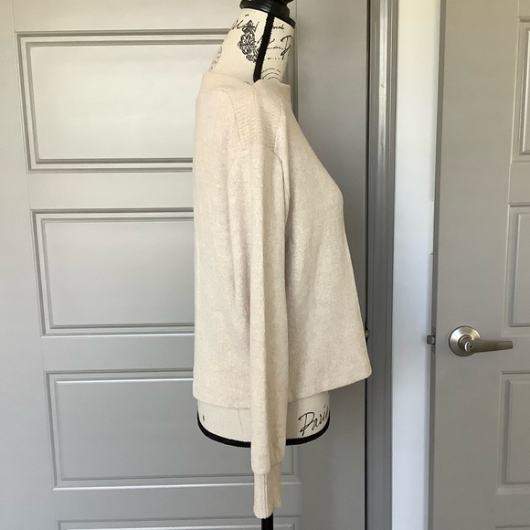 ⭐️ H&M Cropped Top ⭐️ - Picture 3 of 9